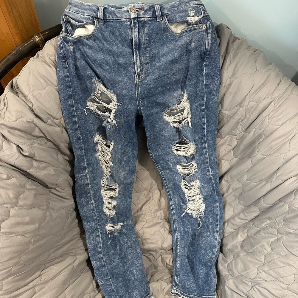 American Eagle Ripped Medium Wash Curvy Mom Jeans